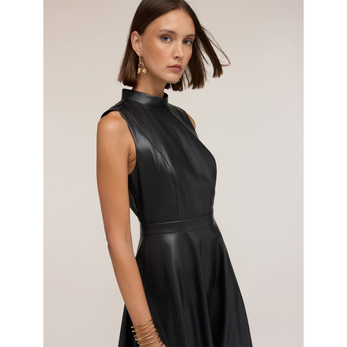 Robe courte évasée à col montant noir, MOTIVI