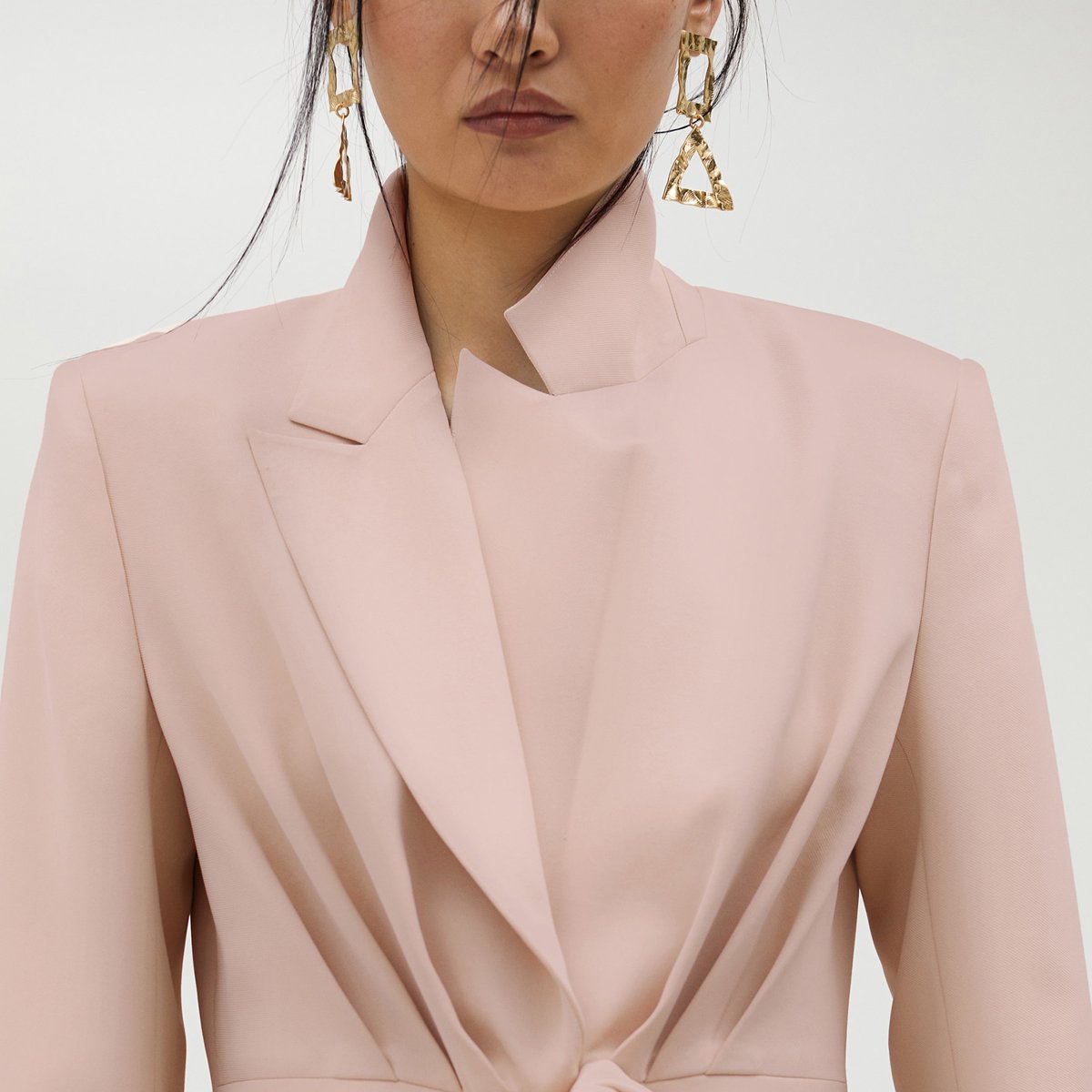 Blazer avec plis et nœud sur le devant nude, LOLA CASADEMUNT