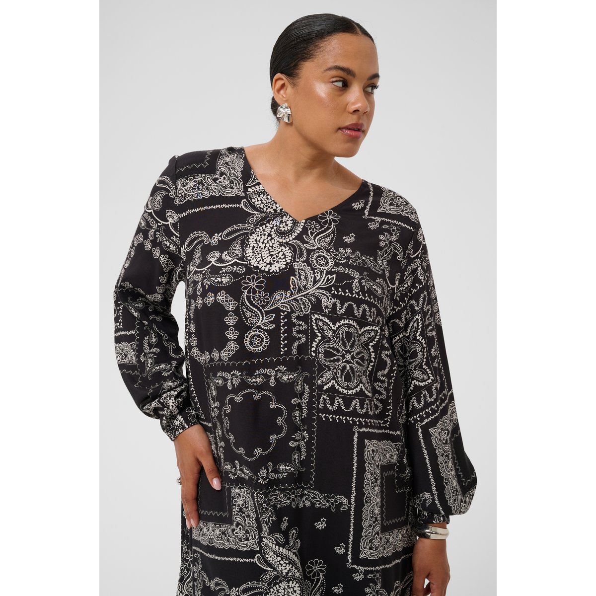 Robe noir black/turtledove scarf print, KAFFE CURVE
