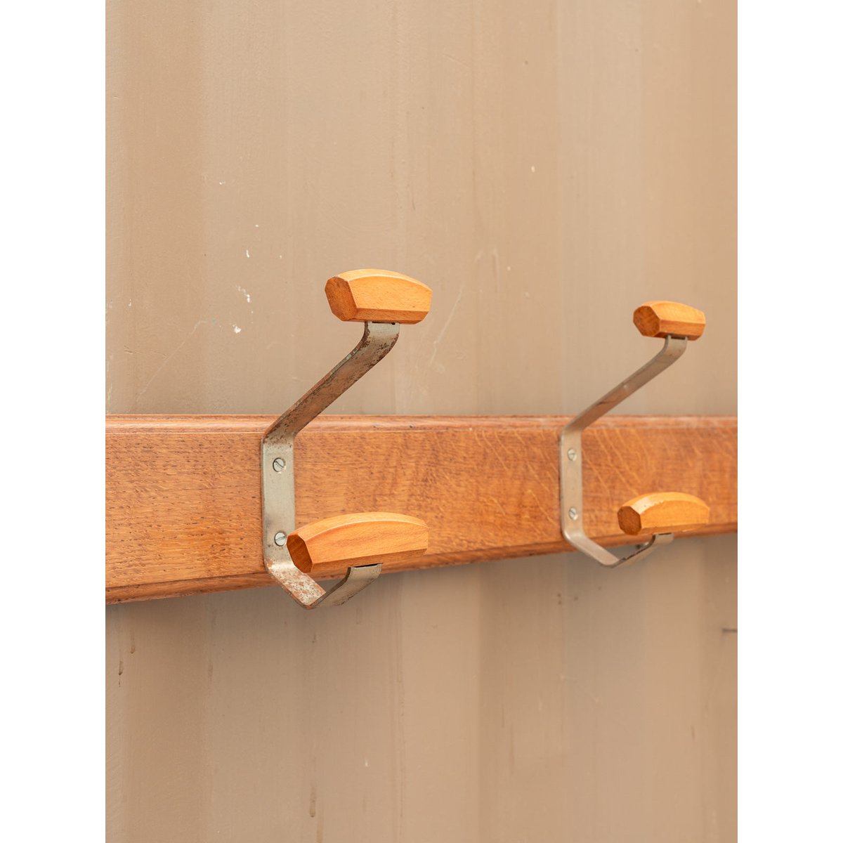Porte-manteau en bois et métal Max N°492 - Bon état argenté, DEBONGOUT