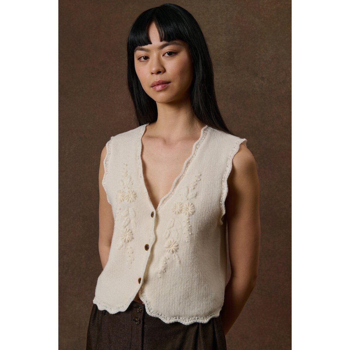 Cardigan col V sans manches brodé, SAYAM crème, LOUISE MISHA