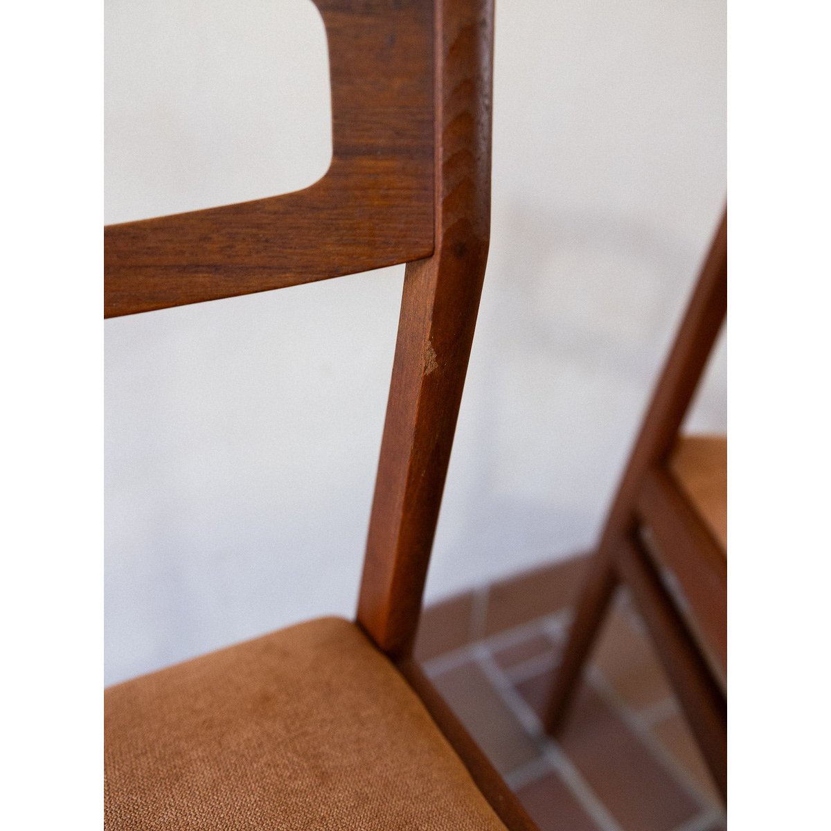 Paire de chaises aux jolis dossiers Alma N°1798 - Bon état bois foncé, DEBONGOUT