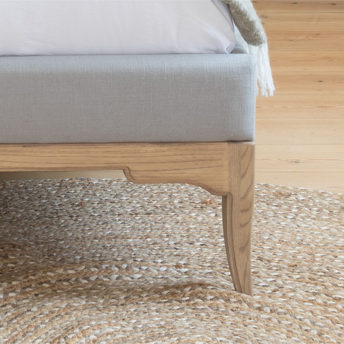 Toulon Oak & Buttoned Linen Bed light oak wood, WILLIS & GAMBIER
