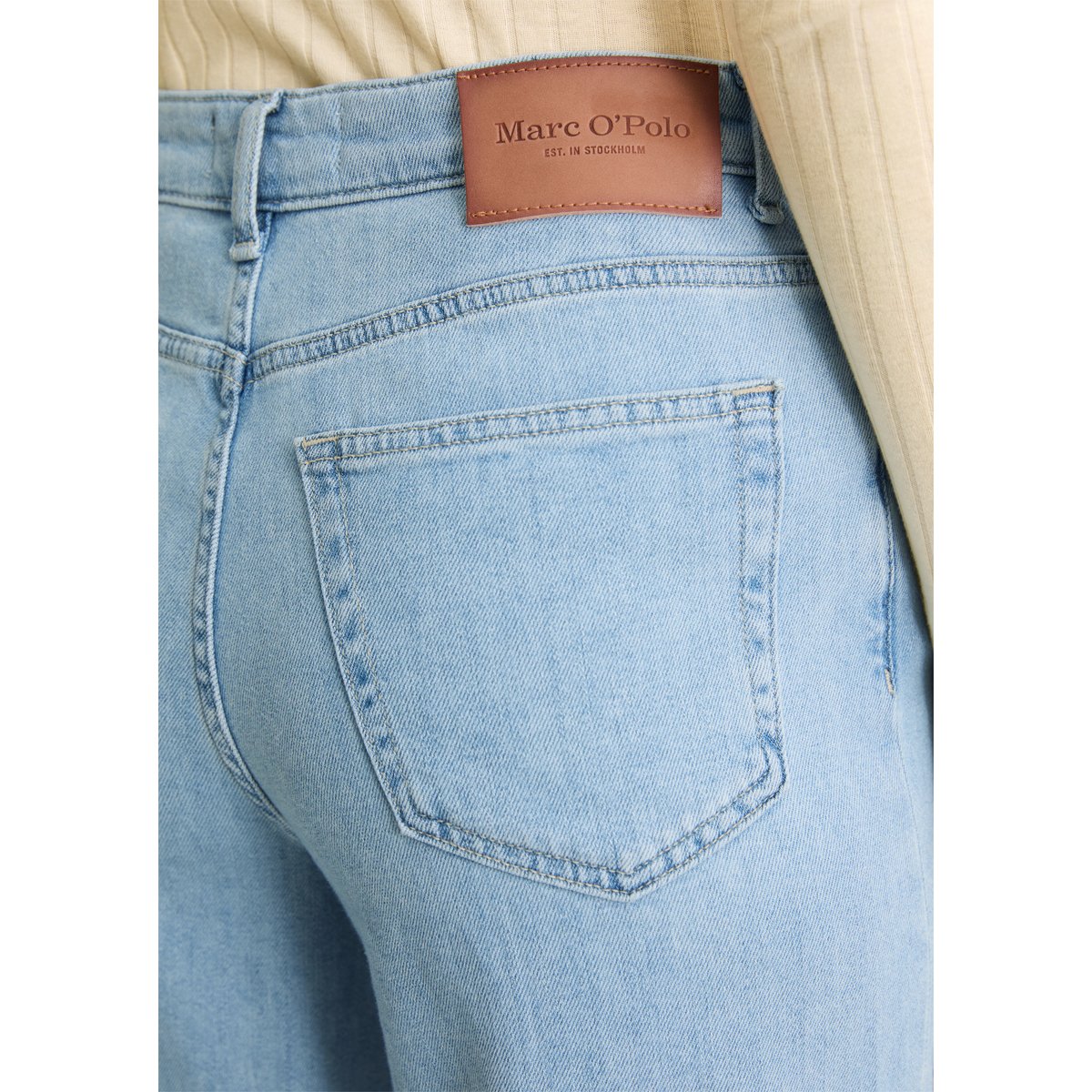 Jeans modèle Tolva large long en mélange de coton organique et de stretch bleu clair, MARC O'POLO