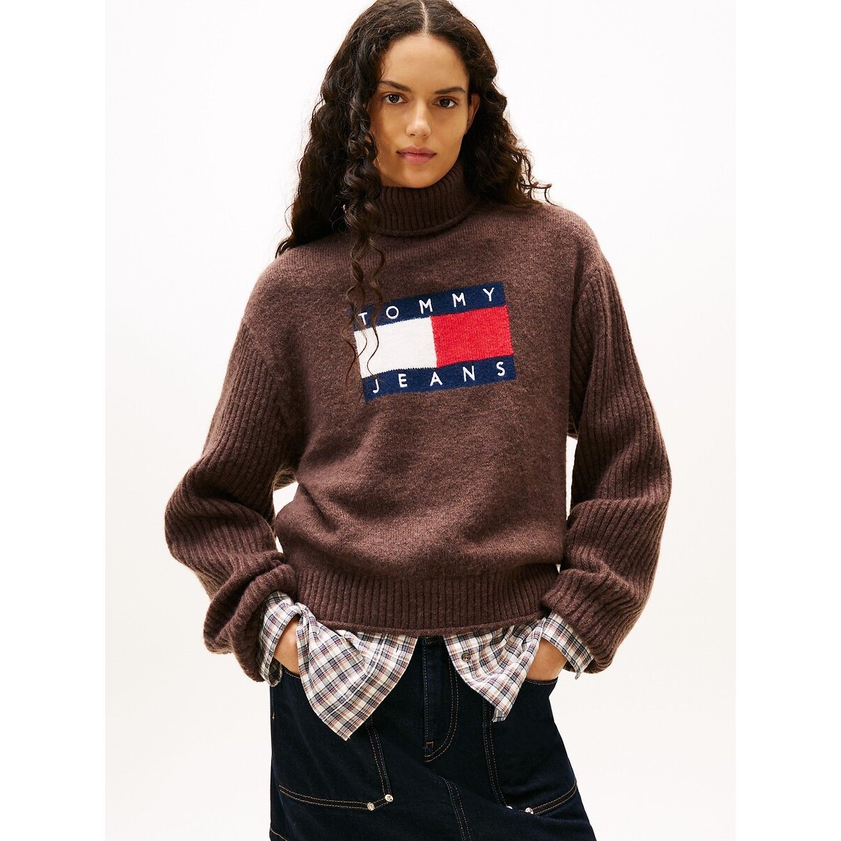 Pull col roulé, logo devant marron, TOMMY JEANS