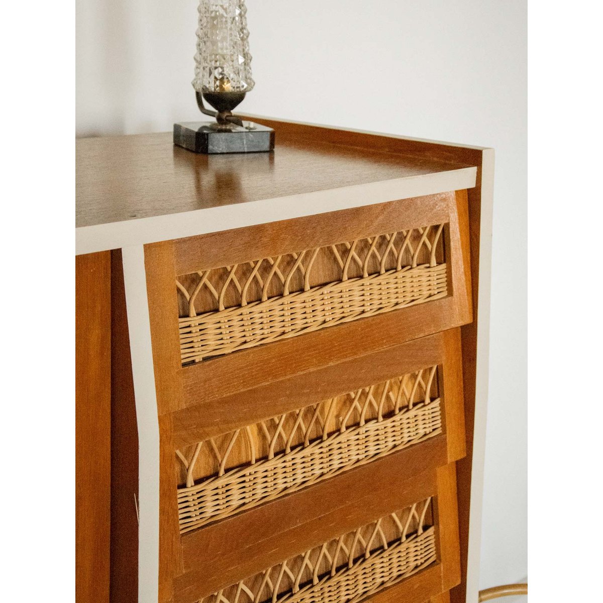 Armoire en bois et osier Blandine N°392 - Bon état blanc, DEBONGOUT