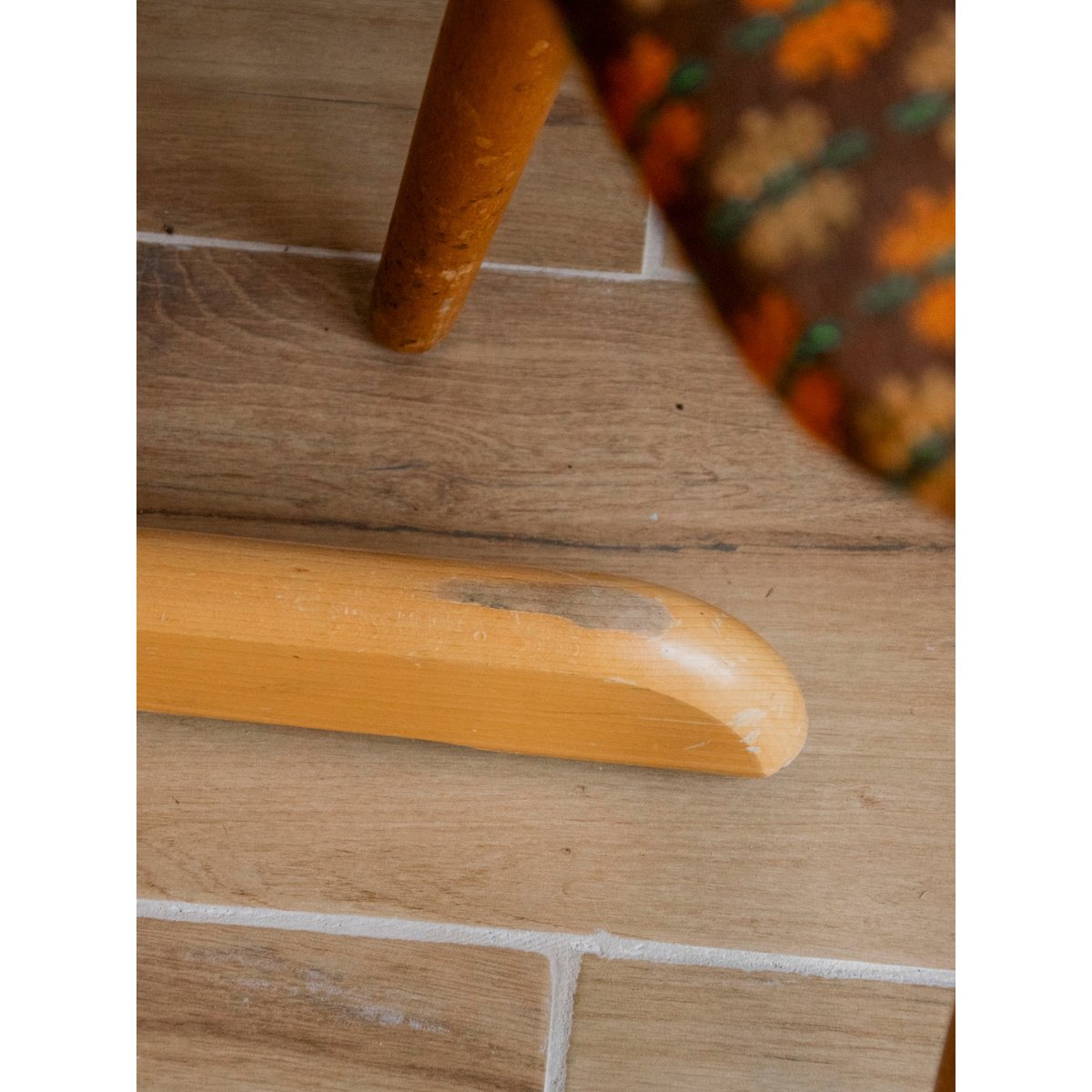 Table à manger en formica et piétement en bois Karla N°1269 - Bon état bois clair, DEBONGOUT