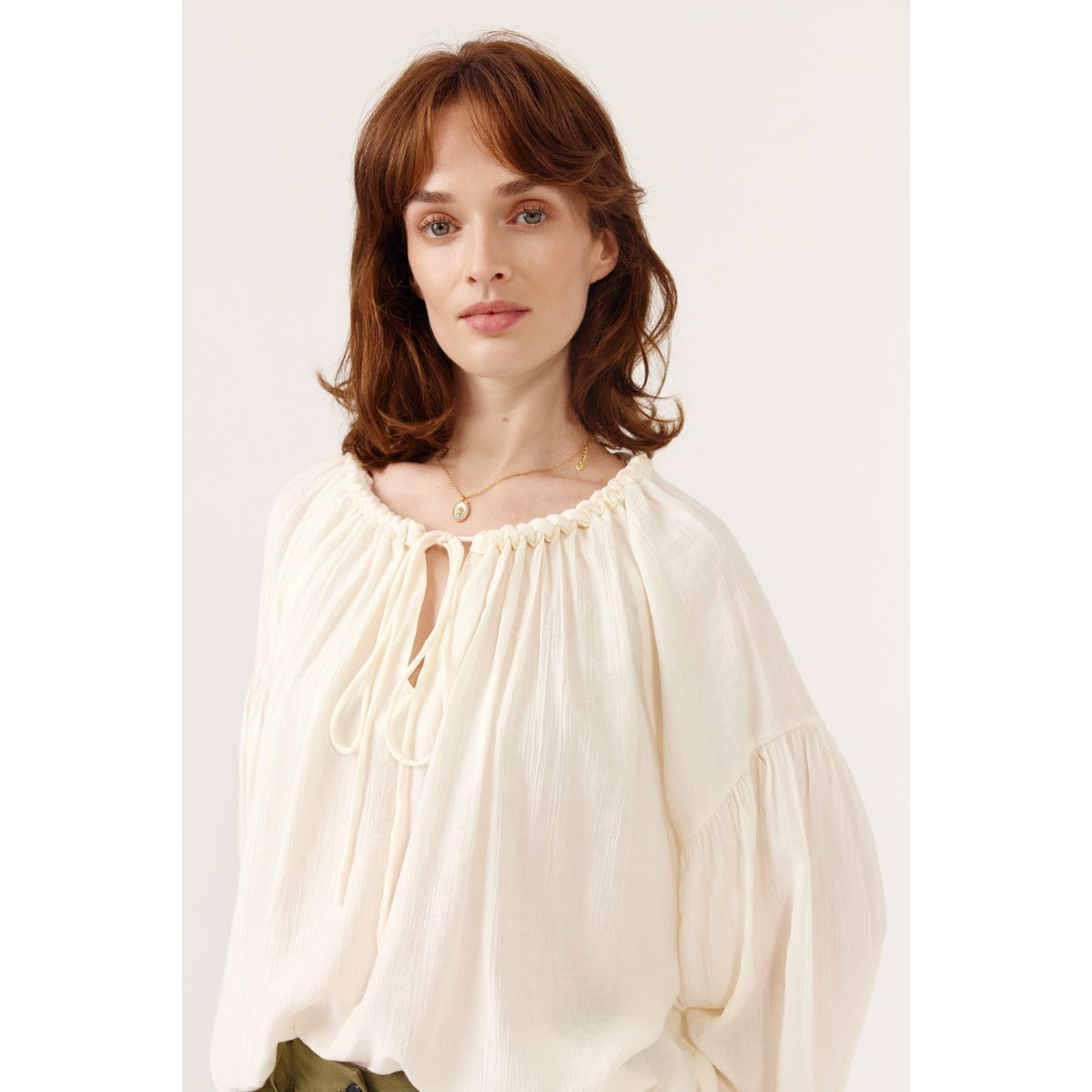 Blouse Isenora à col V décoratif, manches longues, coupe droite élégante l-yellow, ARTLOVE