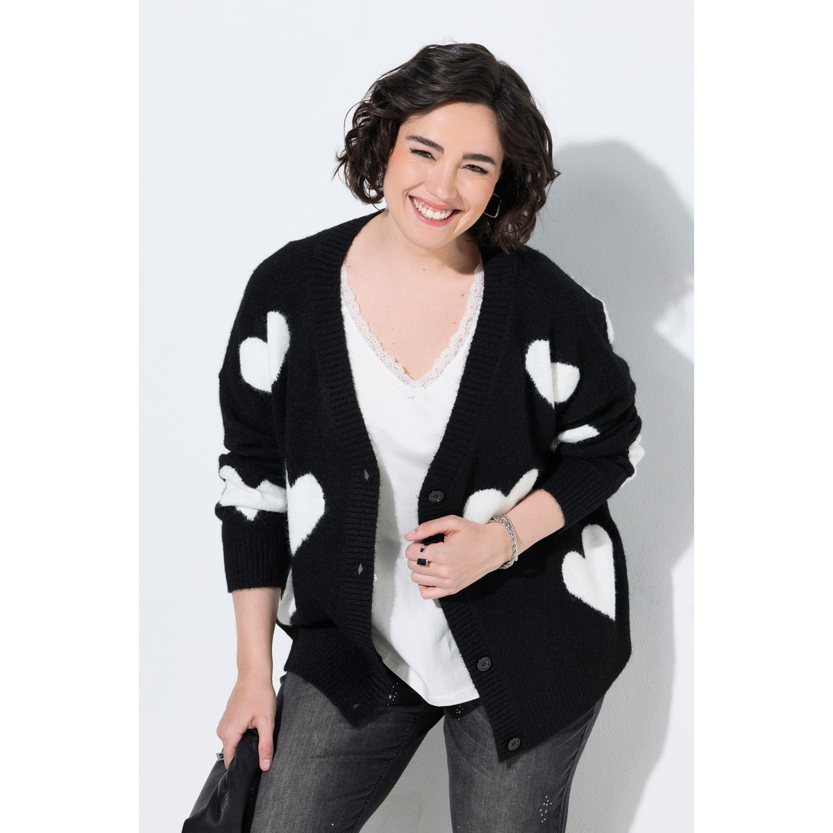 Cardigan oversize, motif grands cœurs noir, ULLA POPKEN