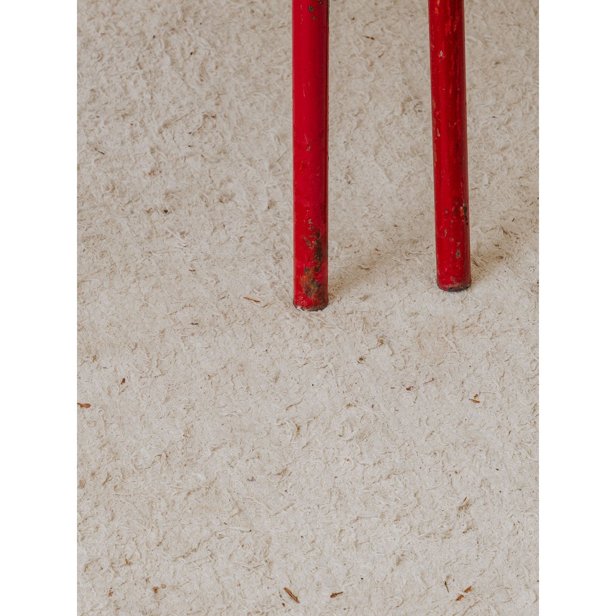 Paire de chaises en métal rouge Alma N°1589 - Bon état rouge, DEBONGOUT