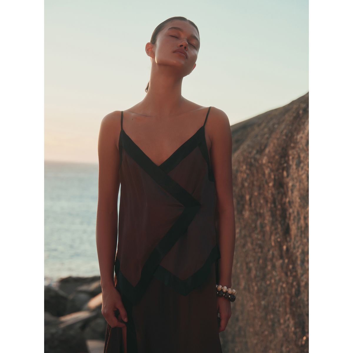 Robe avec ourlet mouchoir chocolat/noir, NEXT