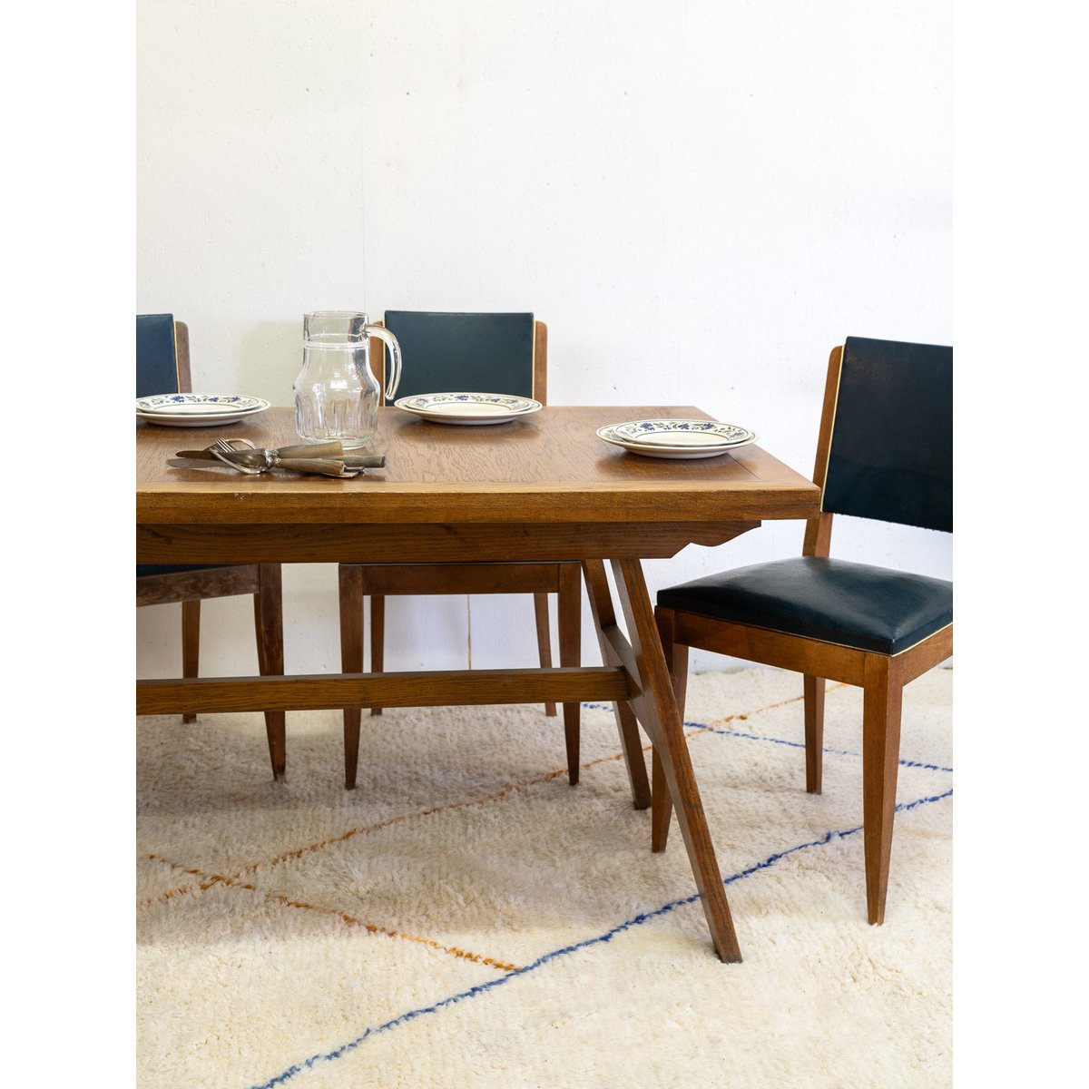Table à manger en bois Karla N°1047 - Bon état bois foncé, DEBONGOUT
