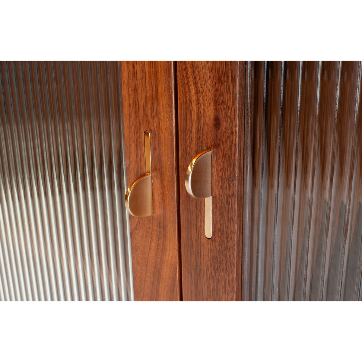 Vitrine en verre cannelé et noyer VELINA bois foncé, PRODUIT INTERIEUR BRUT
