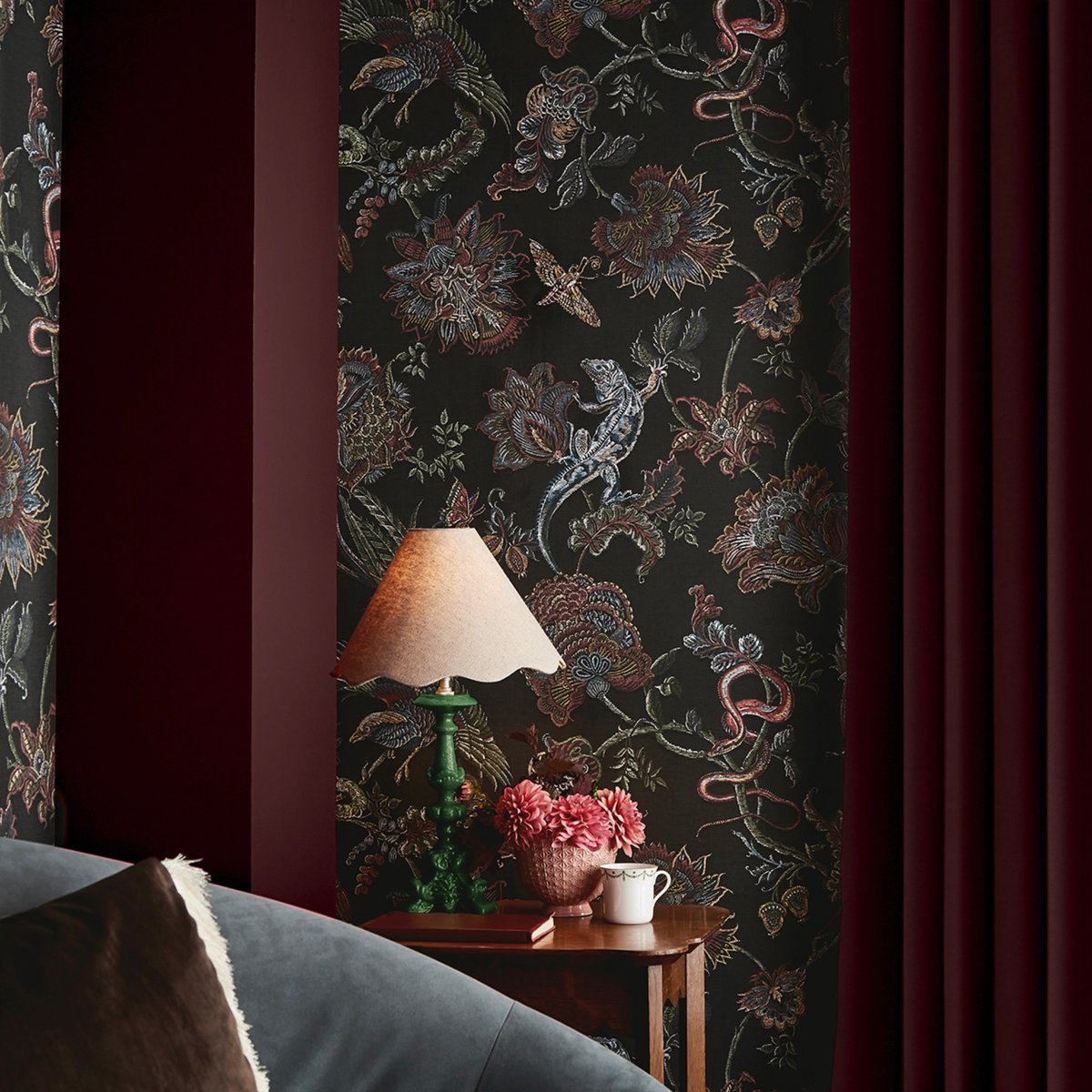 2 rouleaux de papier peint fleuri Eternal Weave multicolore sur fond noir, GRAHAM ET BROWN