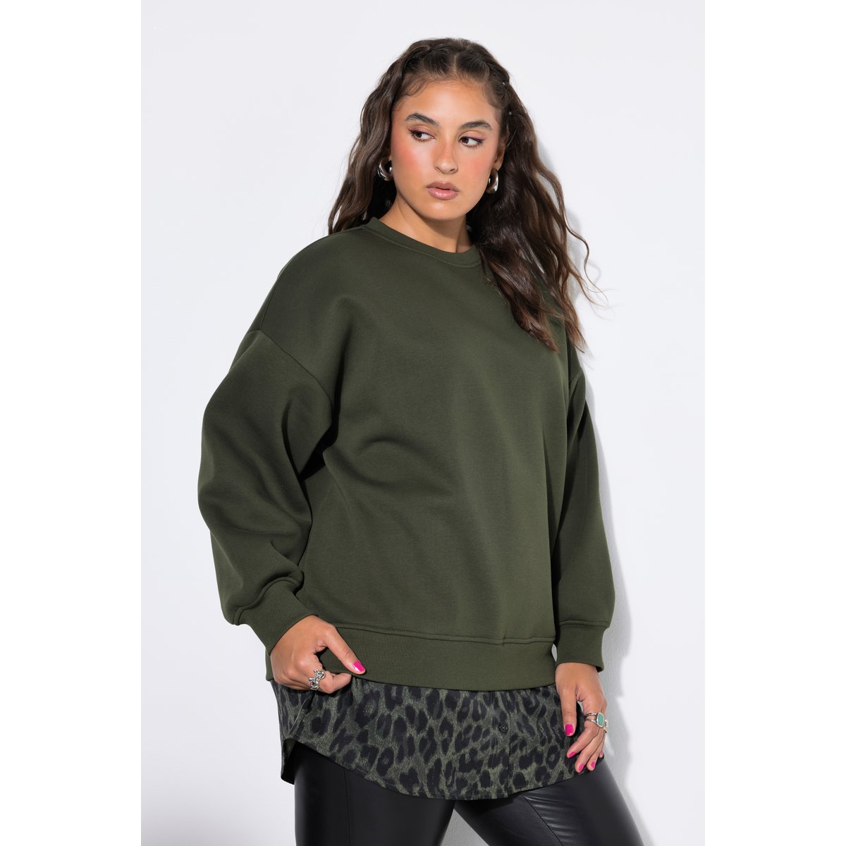 Sweat-shirt oversize, base chemisier arrondie olive foncé, STUDIO UNTOLD