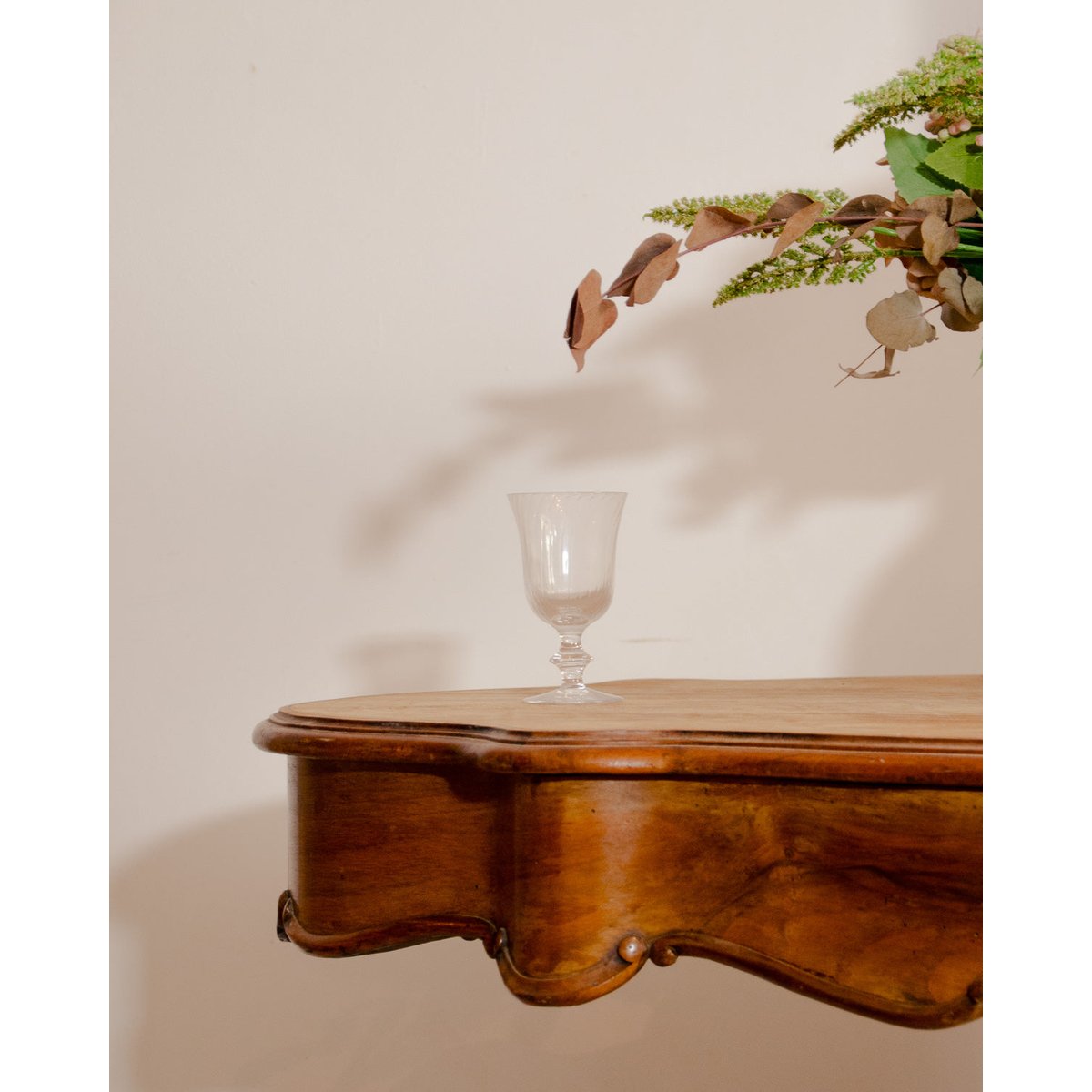 Table en bois Francine N°887 - Bon état bois foncé, DEBONGOUT