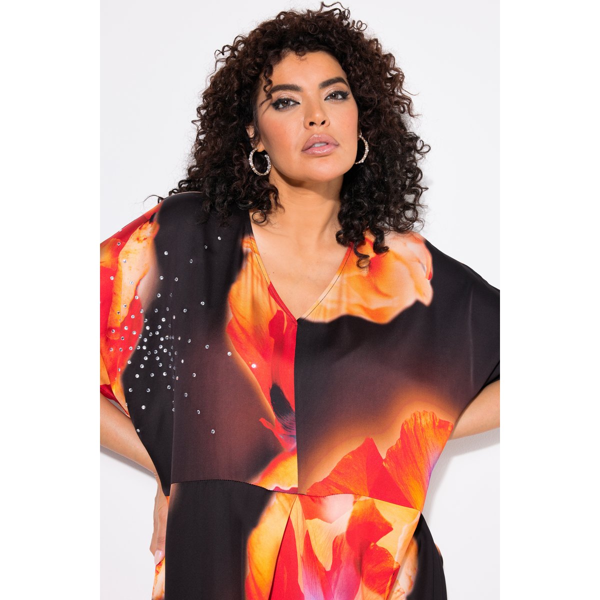 Caftan en satin. Motif fleurs et strass. noir, ULLA POPKEN