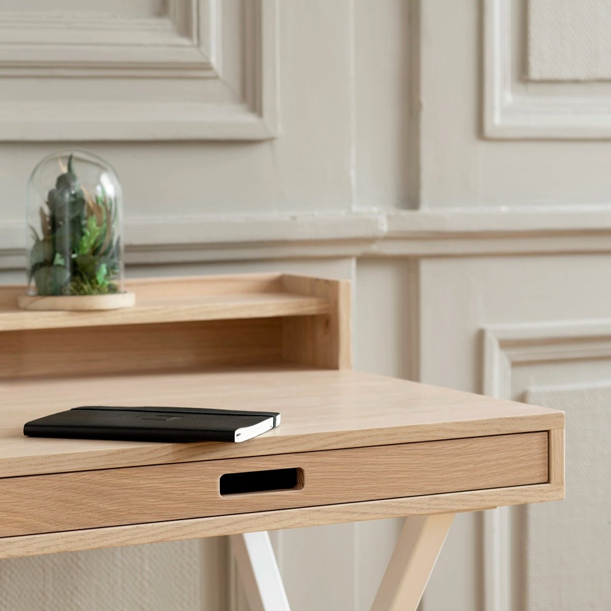 Bureau en chêne et métal coloré, HYPPOLITE blanc, HARTO