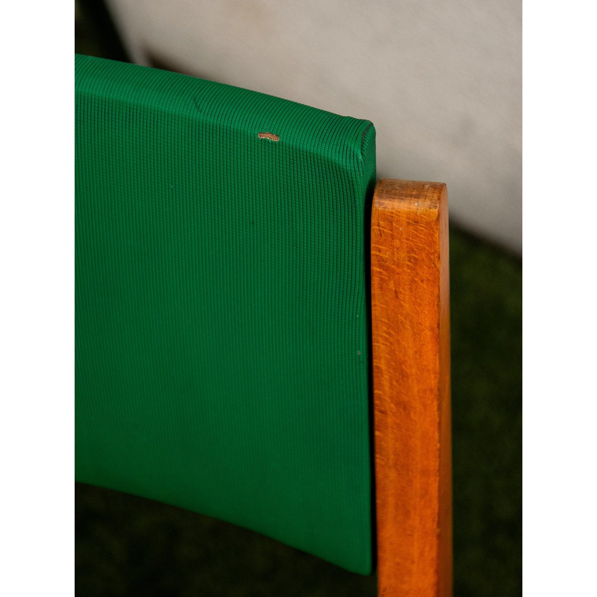 Chaise boomerang en bois Alma N°1200 - Bon état bois clair, DEBONGOUT
