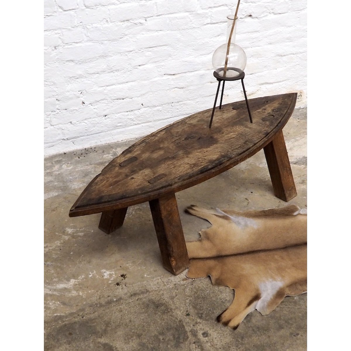 Table basse brutaliste Léonie N°436 - Bon état bois foncé, DEBONGOUT