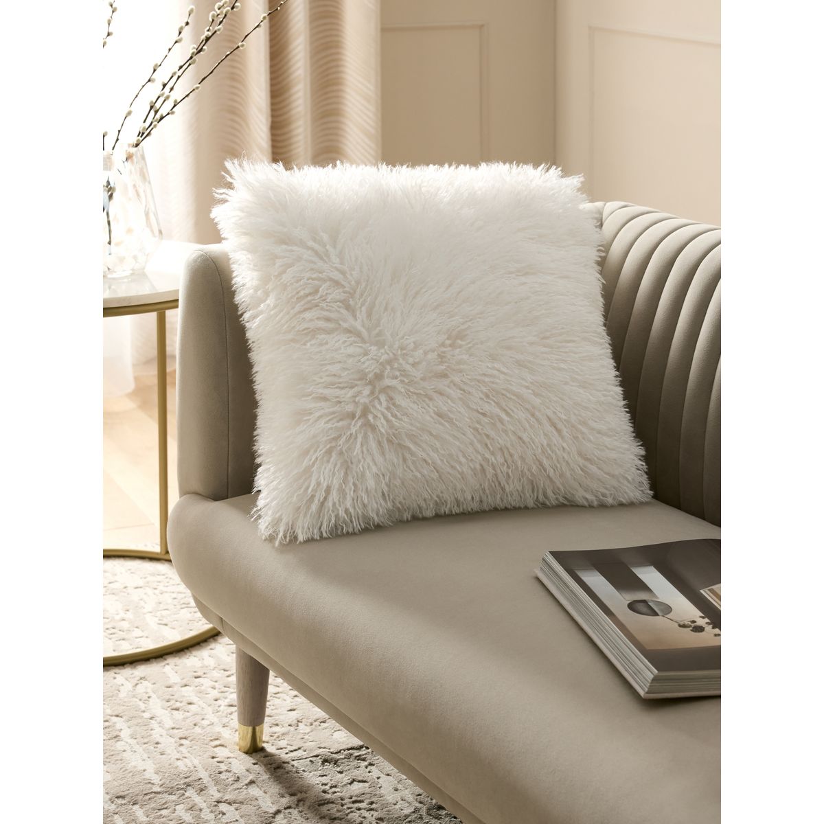 Coussin en imitation fourrure de mongolie ivoire, NEXT