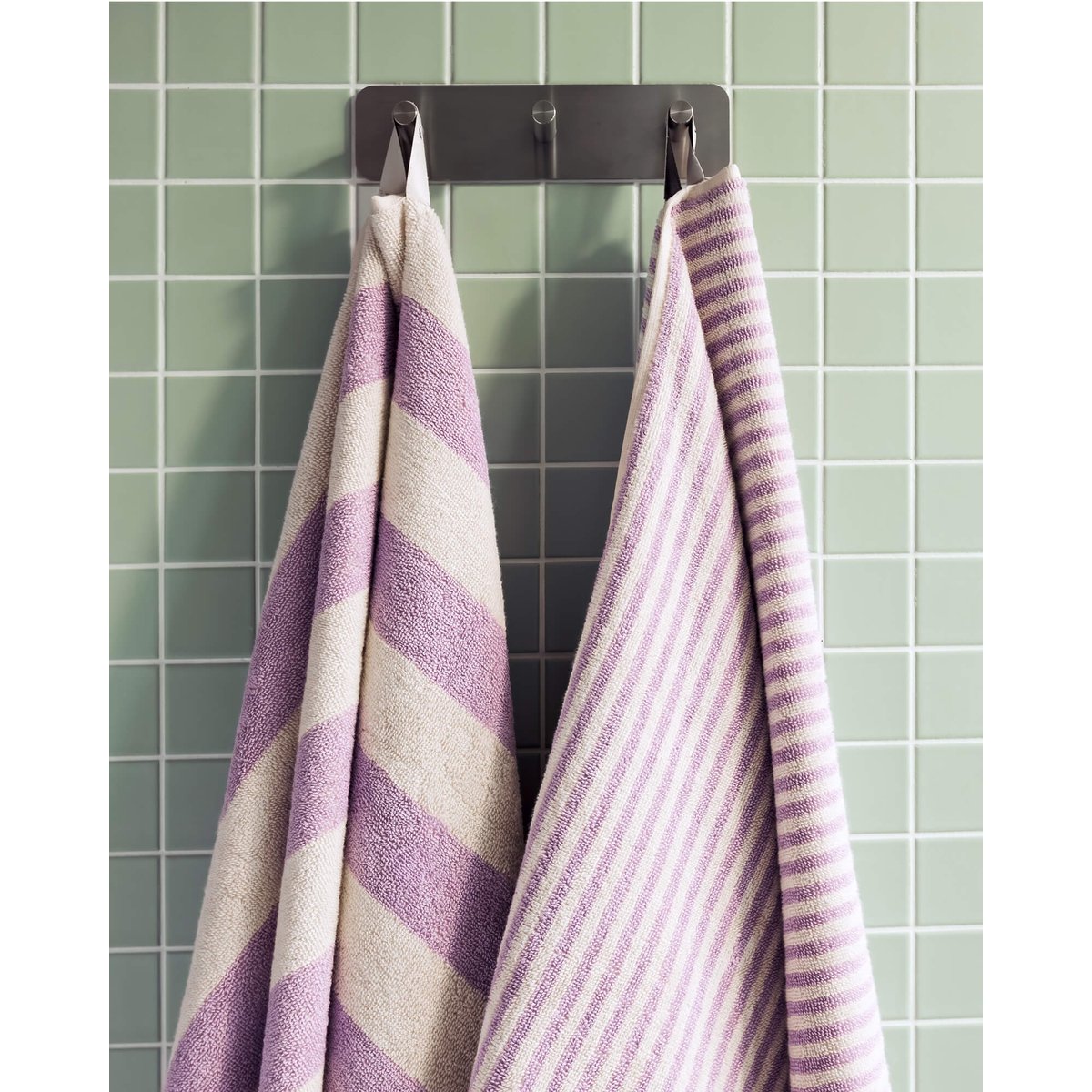 Serviette de bain Gobo - coton absorbant, rayures et bord contrasté marron, NOO.MA