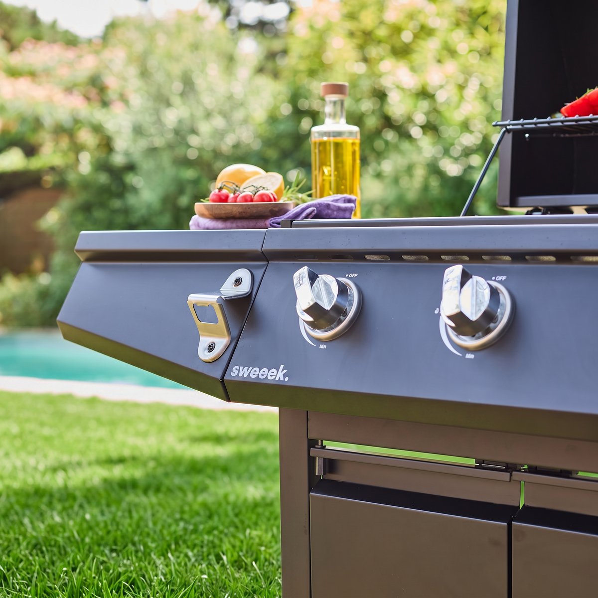 Barbecue gaz 3 brûleurs + 1 feu latéral avec roues, tablettes et thermomètre TREVILLE 3 noir, SWEEEK
