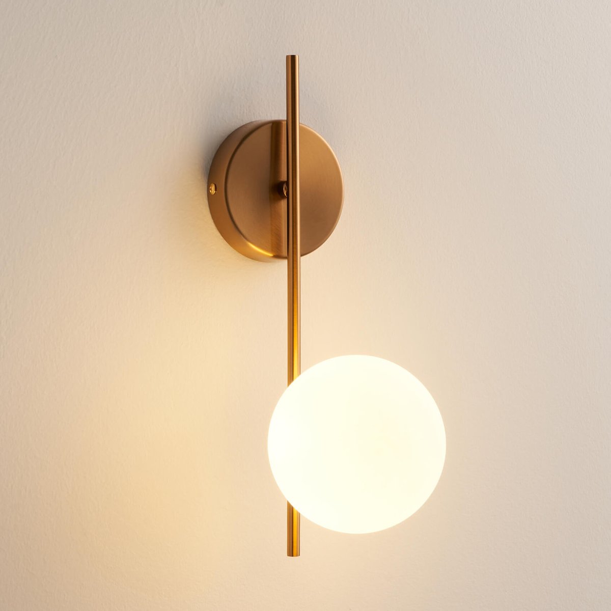 Applique avec globe en verre blanc – NEIRA laiton et blanc, KOSILUM