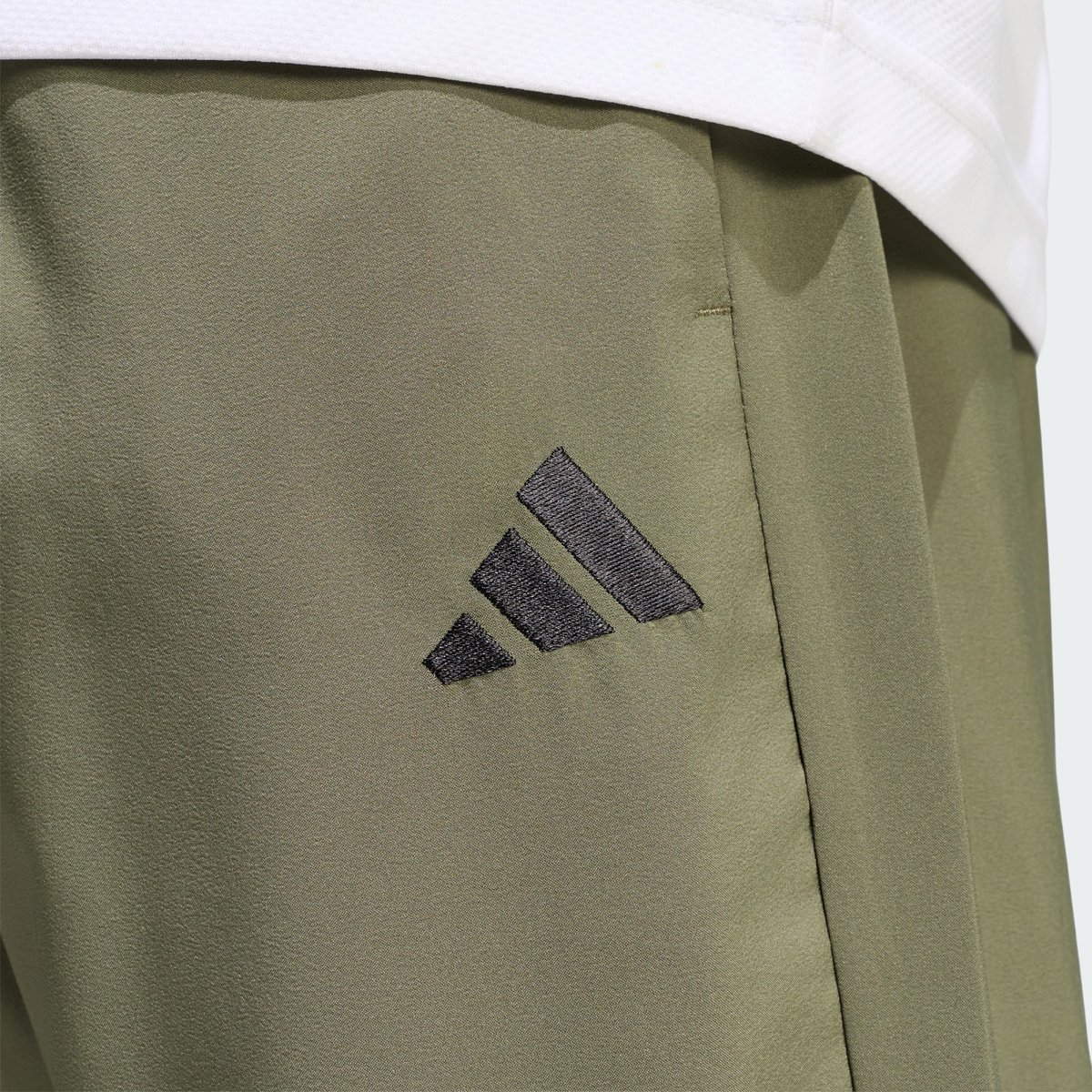 Pantalon Bord-Côte Fuselé Tissé Petit Logo Essentials Stanford Lite olive four / black, ADIDAS SPORTSWEAR