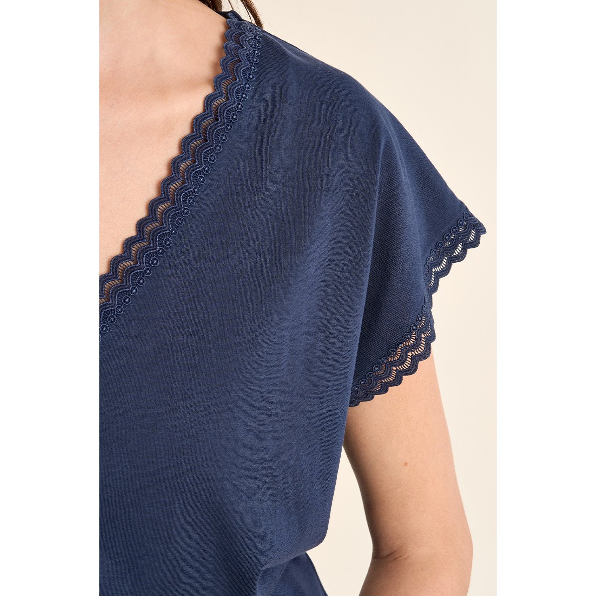 T-shirt à col V, détail dentelle navy blue, MOLLY BRACKEN