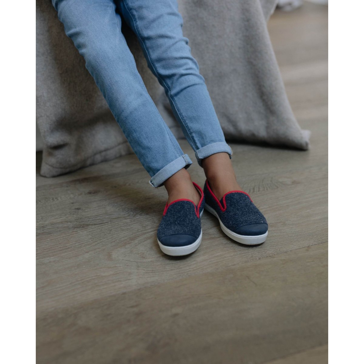 Chaussons en laine recyclée bleu marine rouge, ANGARDE