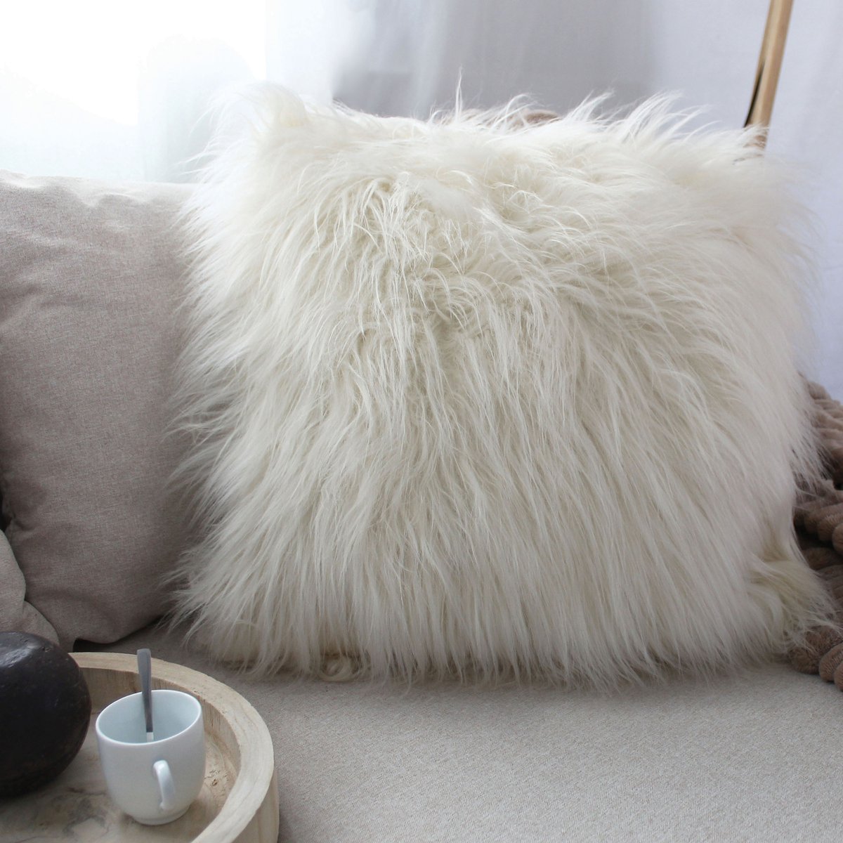 Coussin déhoussable imitation fourrure  long poil blanc, HOME MAISON