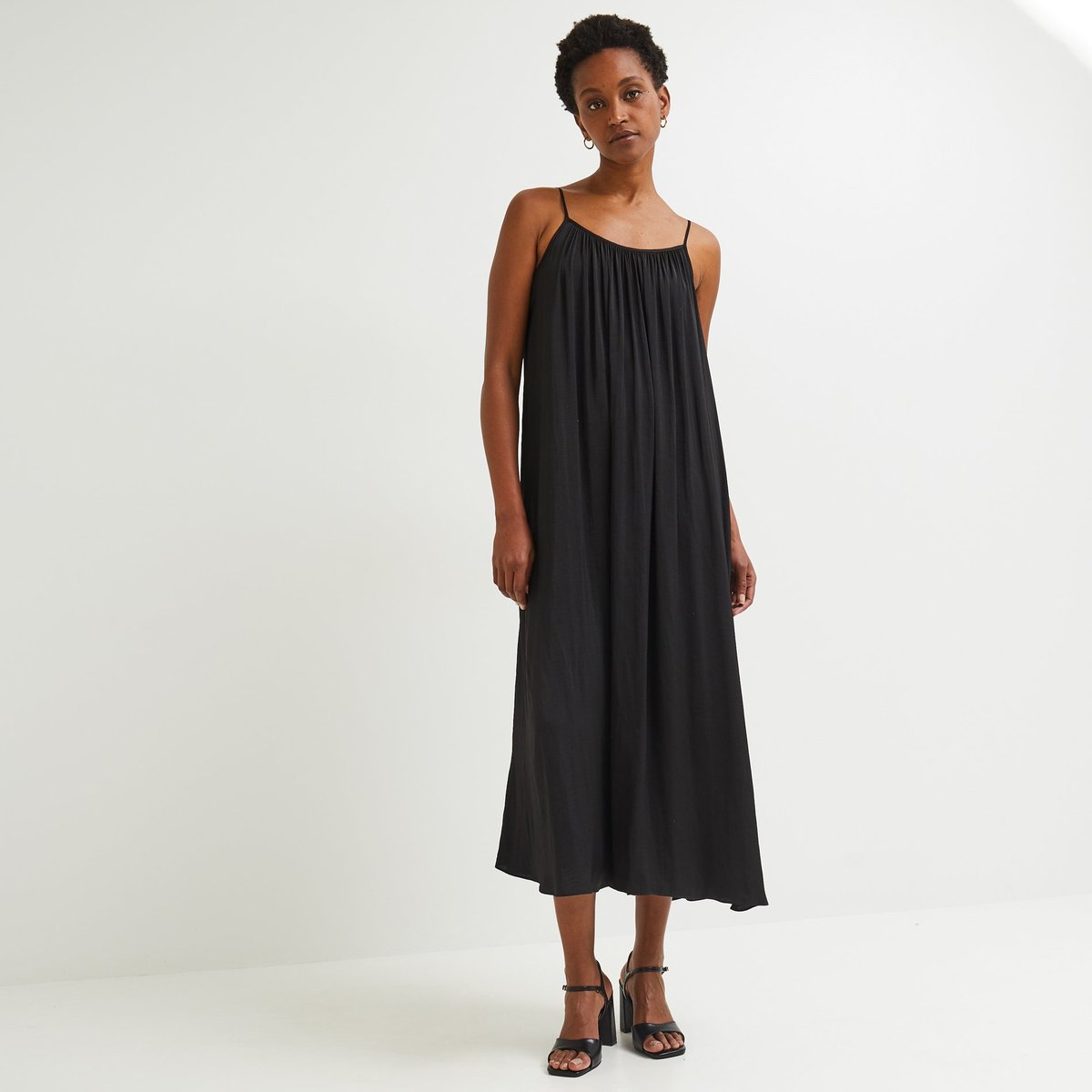 Robe ample satinée à bretelles noir, MONOPRIX