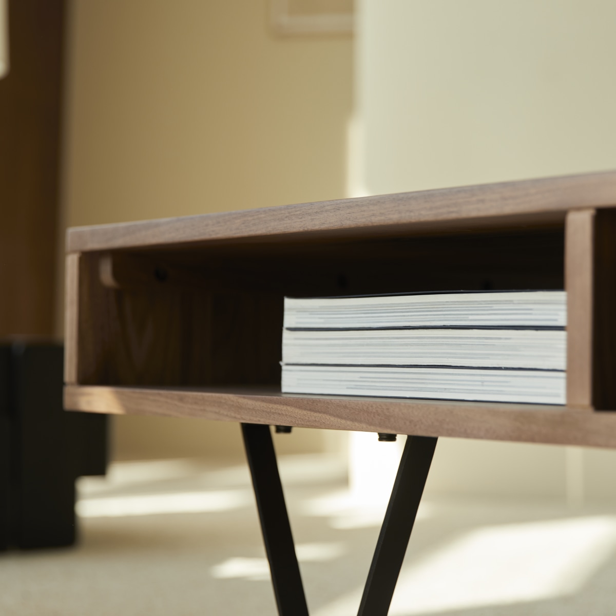 Table basse en Noyer massif, METRIC marron foncé, TIKAMOON