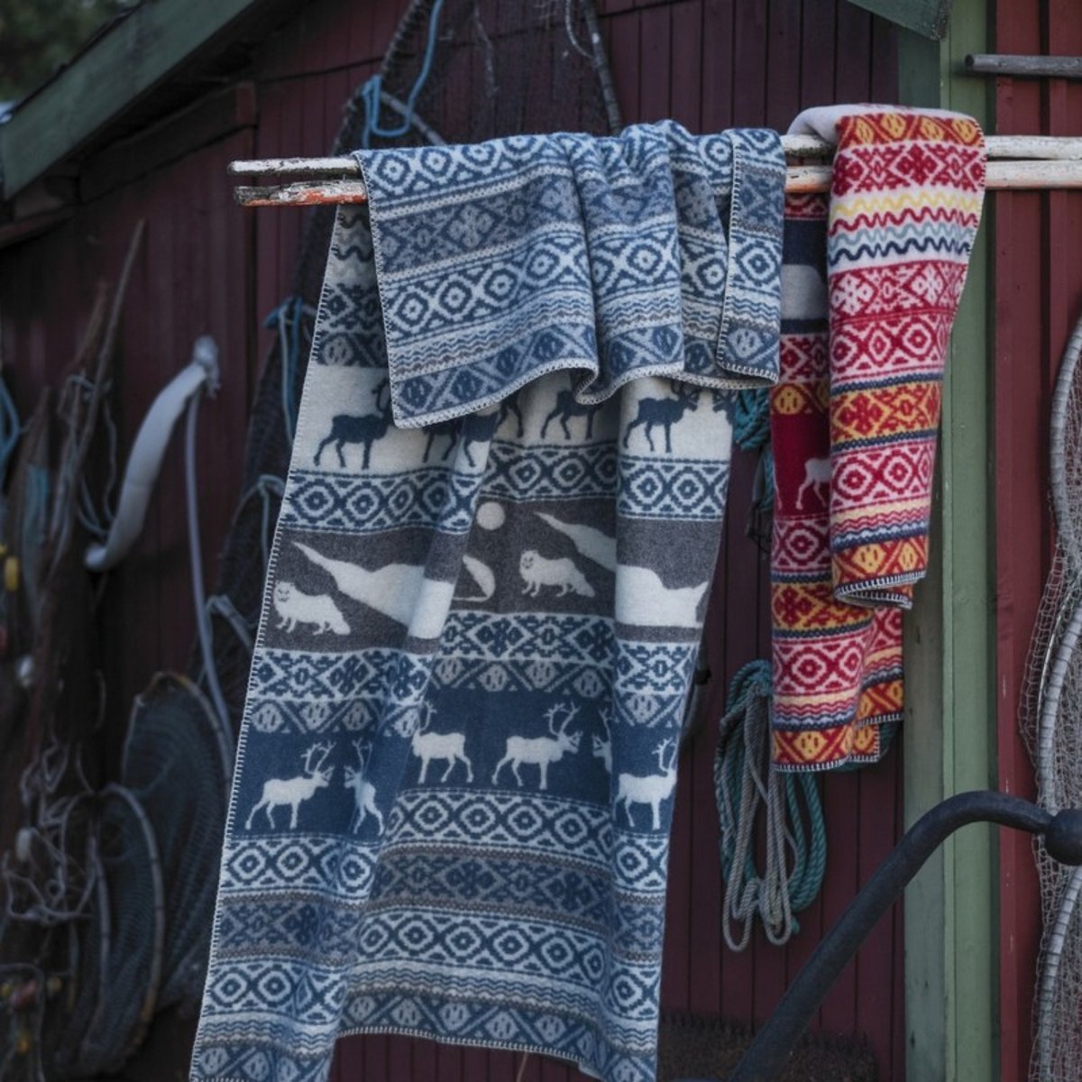 Plaid laine agneau bio motif scandinave Sarek bleu, KLIPPAN