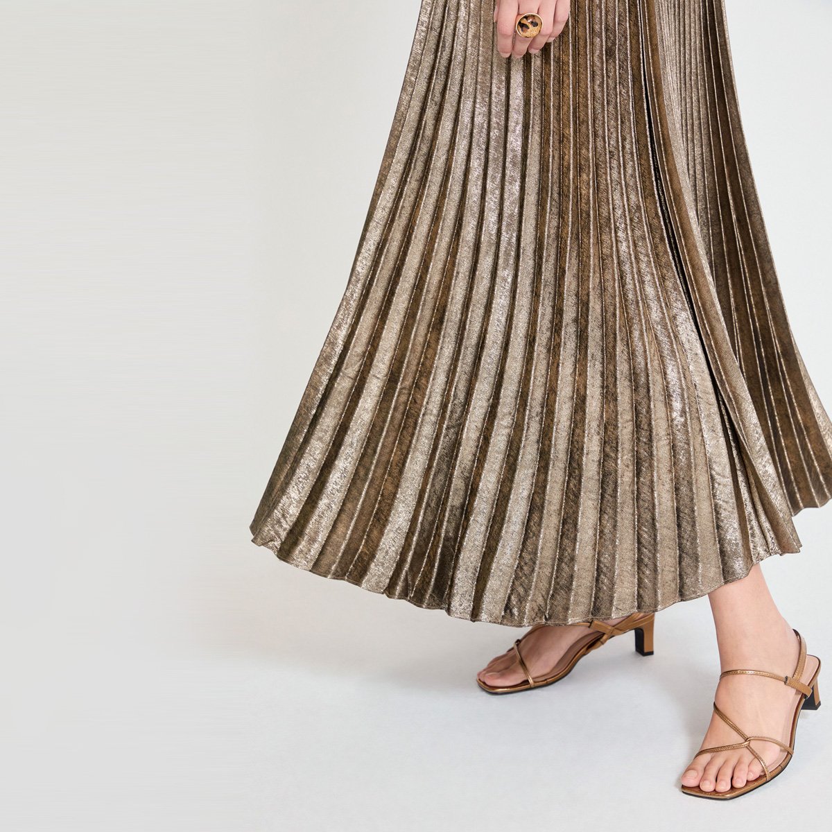 Robe longue plissée effet métallisé à col licou doré, LOLA CASADEMUNT