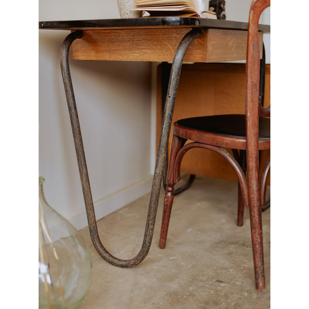 Bureau années 50 en bois Edouard N°628 - Bon état bois clair, DEBONGOUT