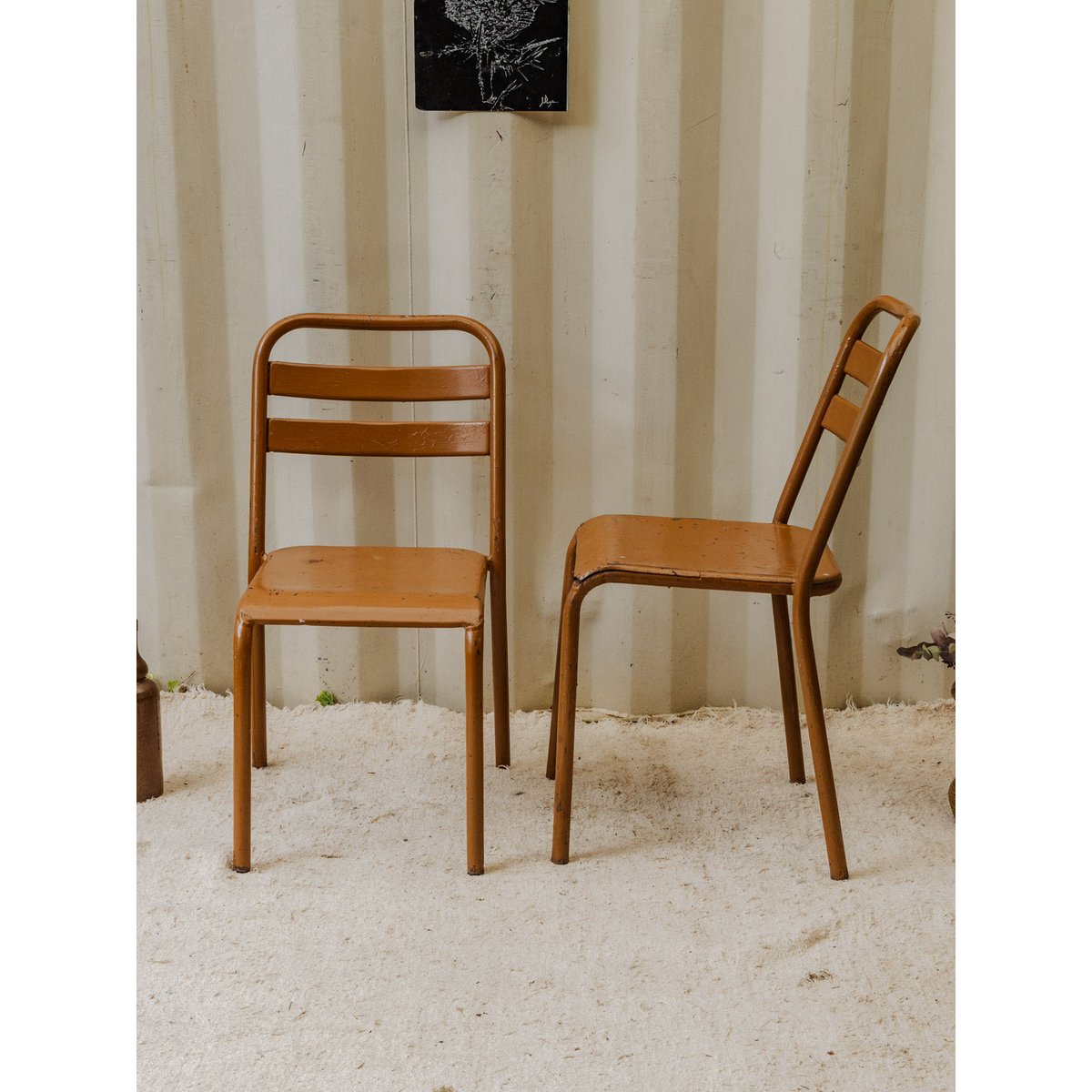 Paire de chaises en métal marron Claude N°1239 - Bon état marron, DEBONGOUT