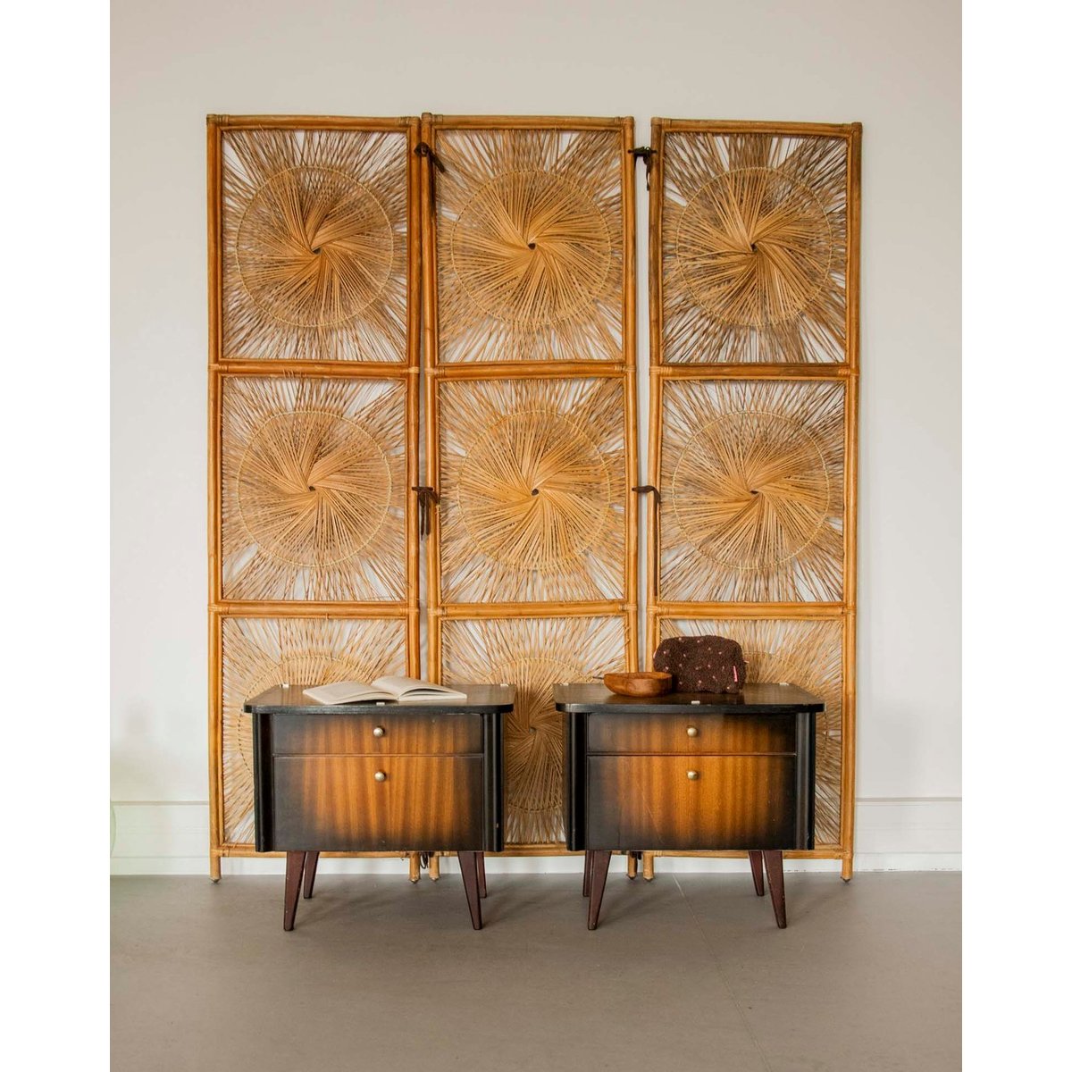 Paire de tables de chevet mid-century Maïa N°1581 - Bon état bois foncé, DEBONGOUT