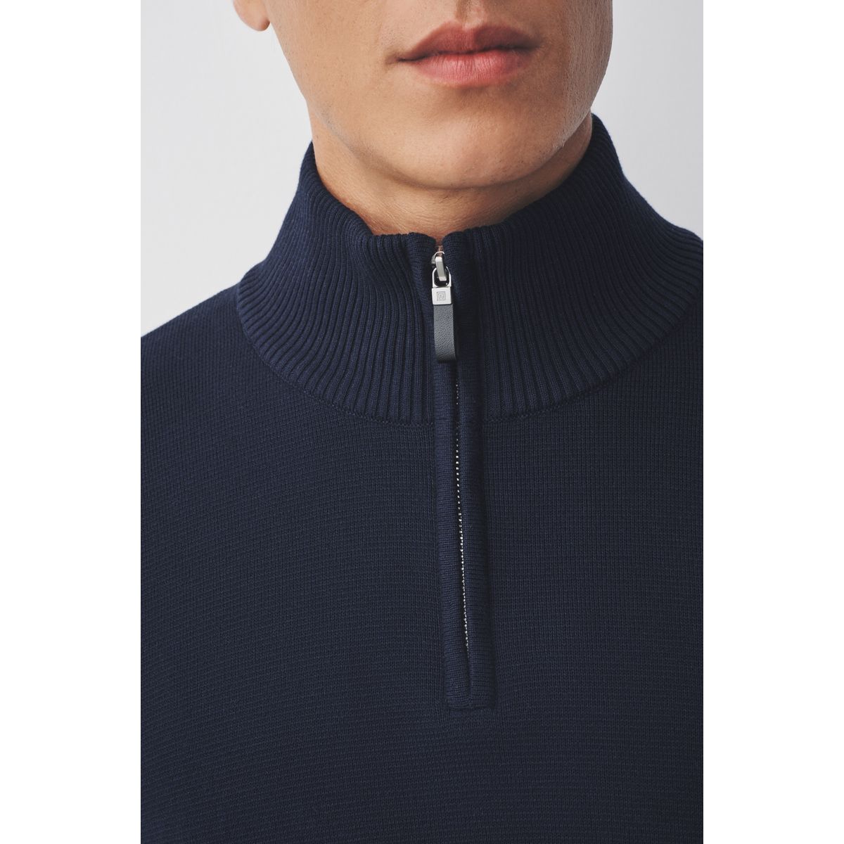 Pull regular à col zippé haut de gamme bleu marine, NEXT