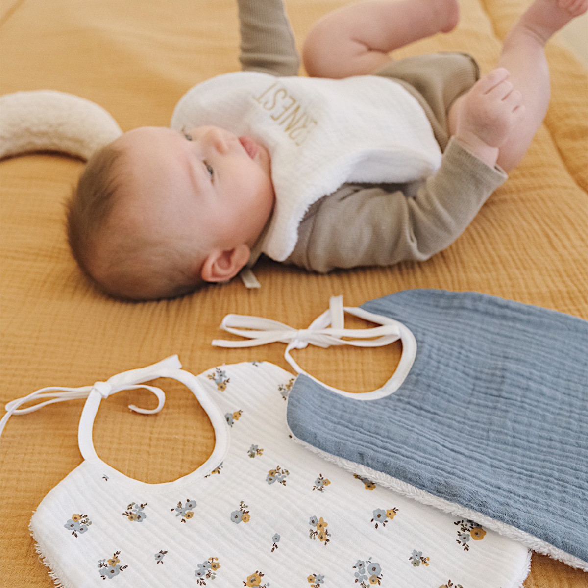 Bavoir gaze de coton LES ESSENTIELS fleurs, COCOEKO