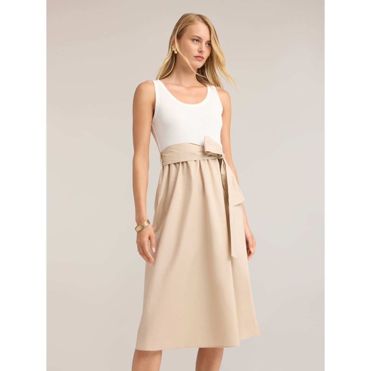 Robe évasée avec nœud à la taille beige, MOTIVI