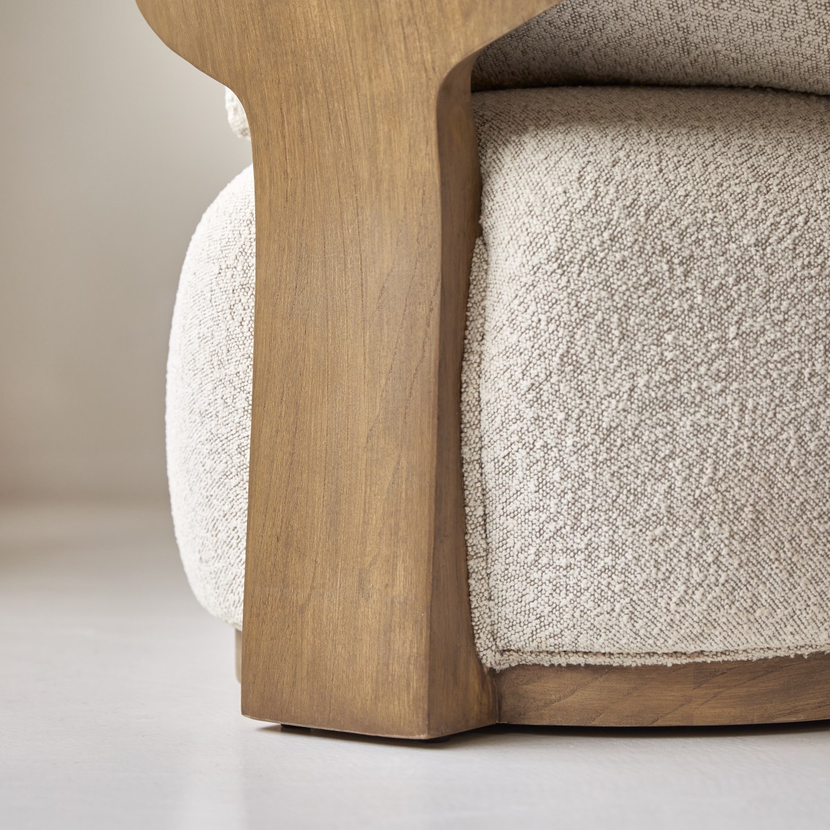 Fauteuil en Mindi foncé massif, JUNE beige, TIKAMOON
