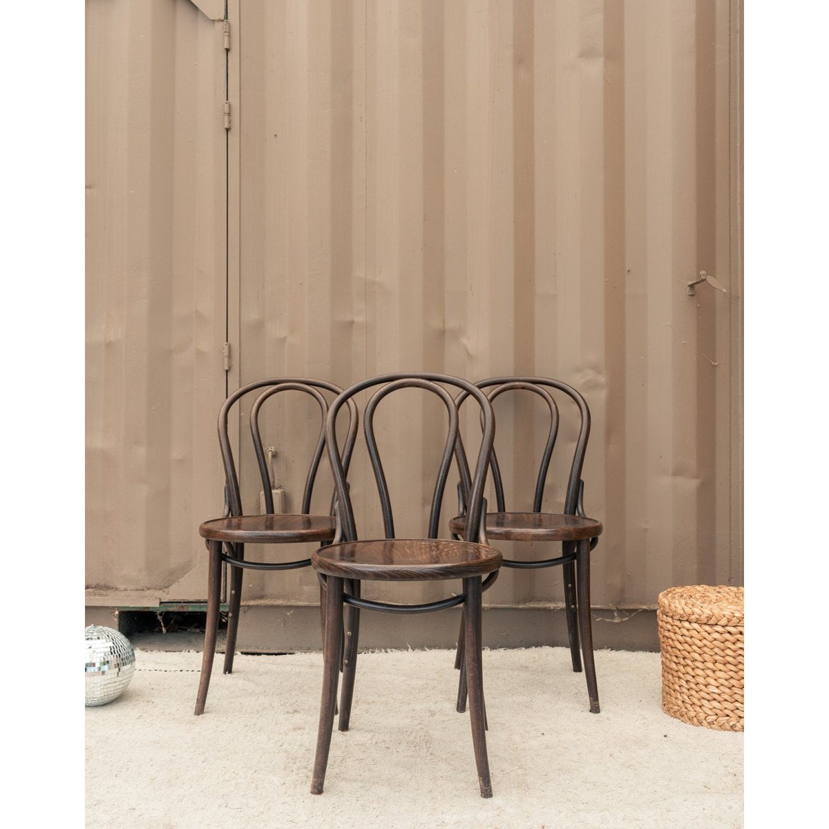 Lot de 3 chaises en bois Claude N°1656 - Bon état bois foncé, DEBONGOUT