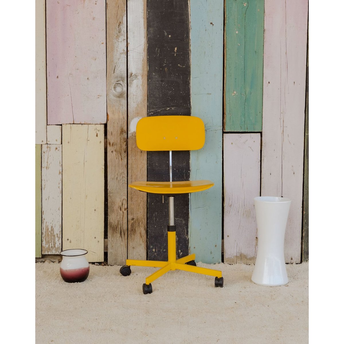 Chaise en bois jaune et chromée Alma N°1696 - Bon état jaune, DEBONGOUT