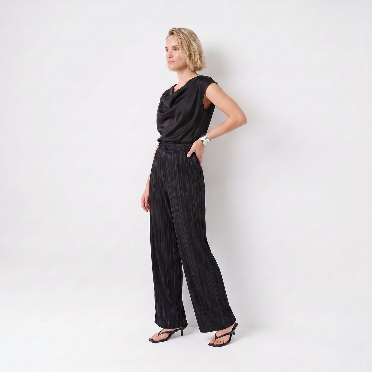 Top col drapé satiné sans manches ALELIA noir, ARTLOVE