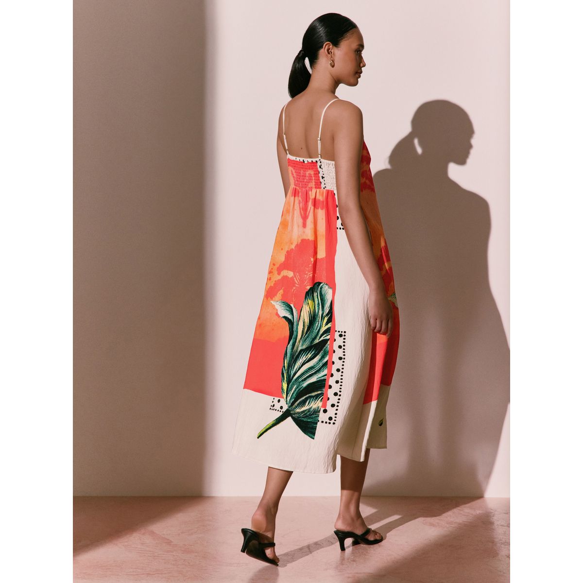 Robe caraco mi-longue à col carré en lin collection kew, imprimé palmier rouge/orange, NEXT