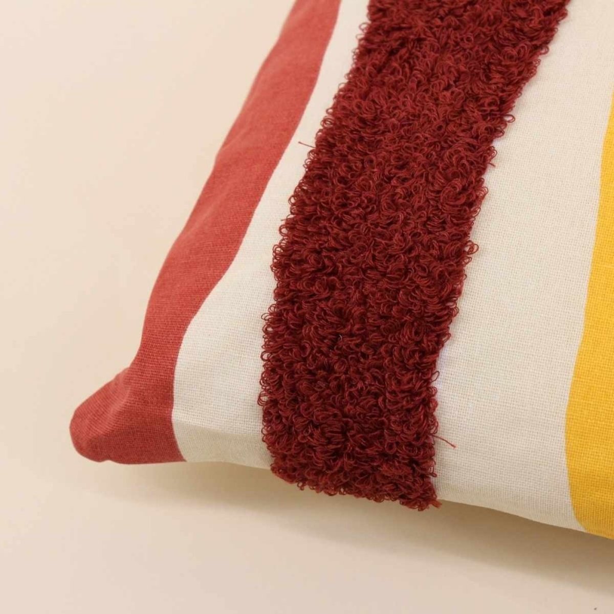 Coussin imprimé et brodé bouclette 30x50cm bordeaux, ORNAMI