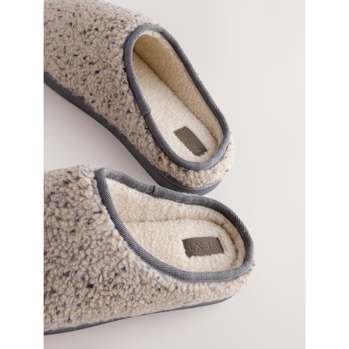 Chaussons en imitation peau de mouton naturel, NEXT