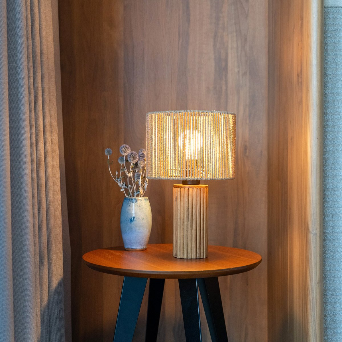 Lampe en papier de corde et socle en rondin de - MIRA beige, MAISON PAVANE
